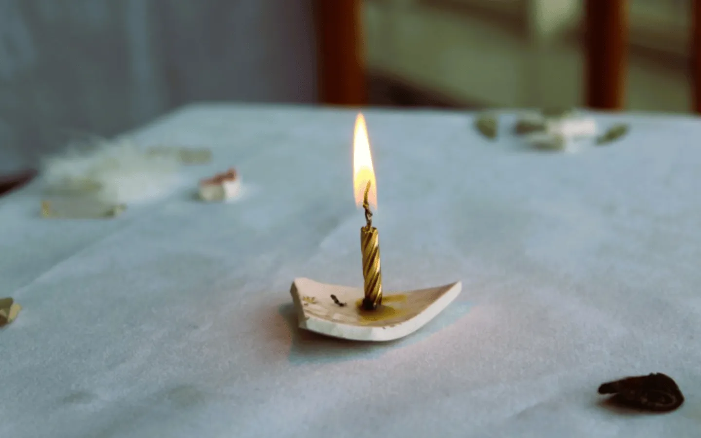 De Stille Tafel met een kaars als start van een ritueel over rouw voor het ongeborene